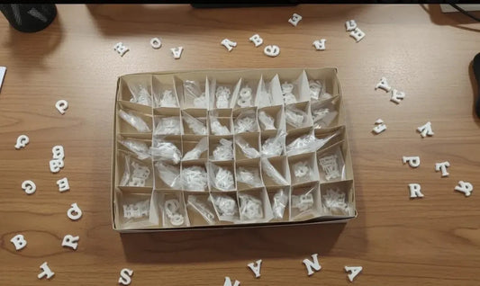 Caja de letras de 20mm con 450pz. para pizarrón ranurado